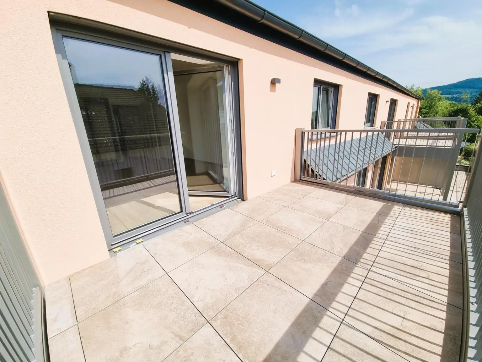 Erstbezug! Moderne 2-Zi.-Dachgeschoß-Wohnung mit großen Balkon
