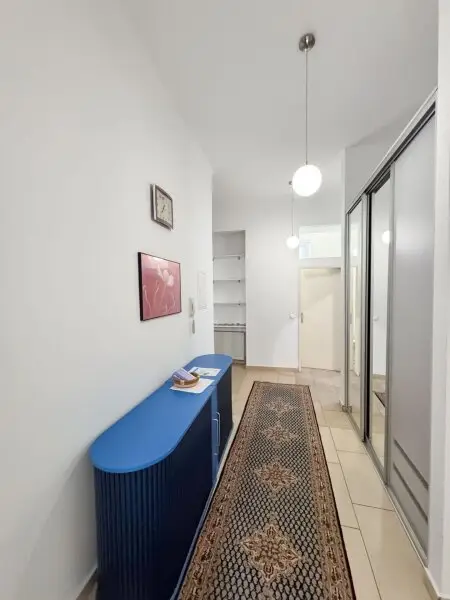 Büro / Ordination im Erdgeschoss mit Terrasse! 95,70 m2 Vier separate Räume mit 47 m2 Kellerfläche! Nähe Thaliastraße!