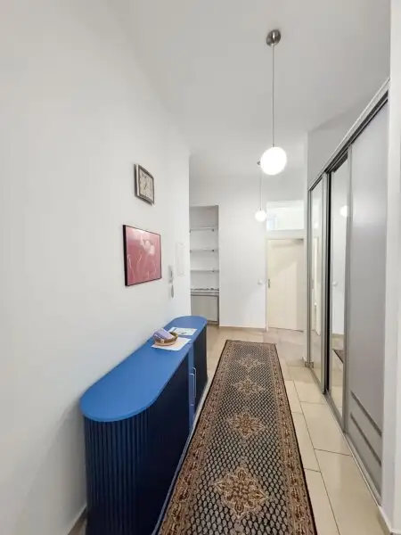 Büro / Ordination im Erdgeschoss mit Terrasse! 95,70 m2 Vier separate Räume mit 47 m2 Kellerfläche! Nähe Thaliastraße!