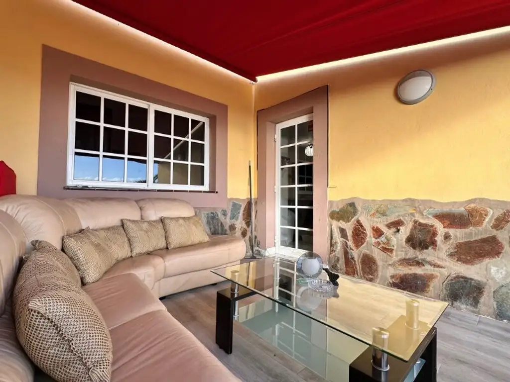 Erstaunlich ansprechend renovierte Wohnung mit Meerblick in San Eugenio