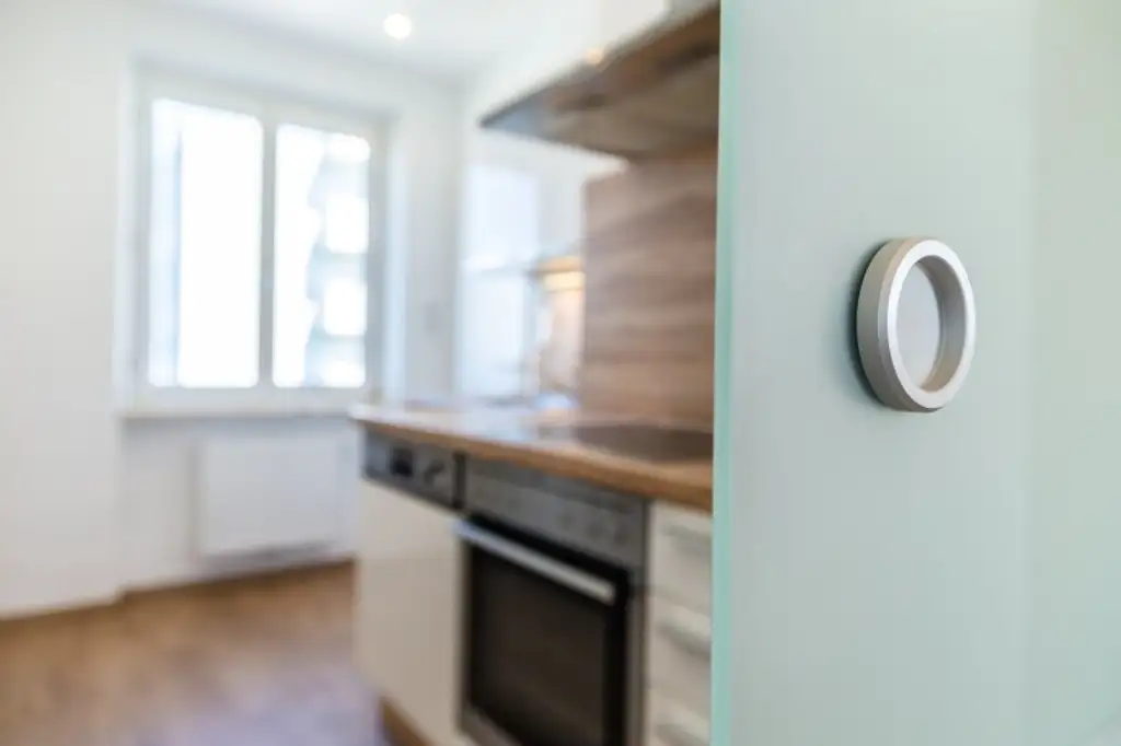 5. STOCK MIT LIFT I DAN KÜCHE I MODERN SANIERT I BADEWANNE I WG TAUGLICH I HAUSTIERE WILLKOMMEN I SEHR HELL I ZENTRALE LAGE BEI HAUPTBAHNHOF I PROJEKT WOHNEN