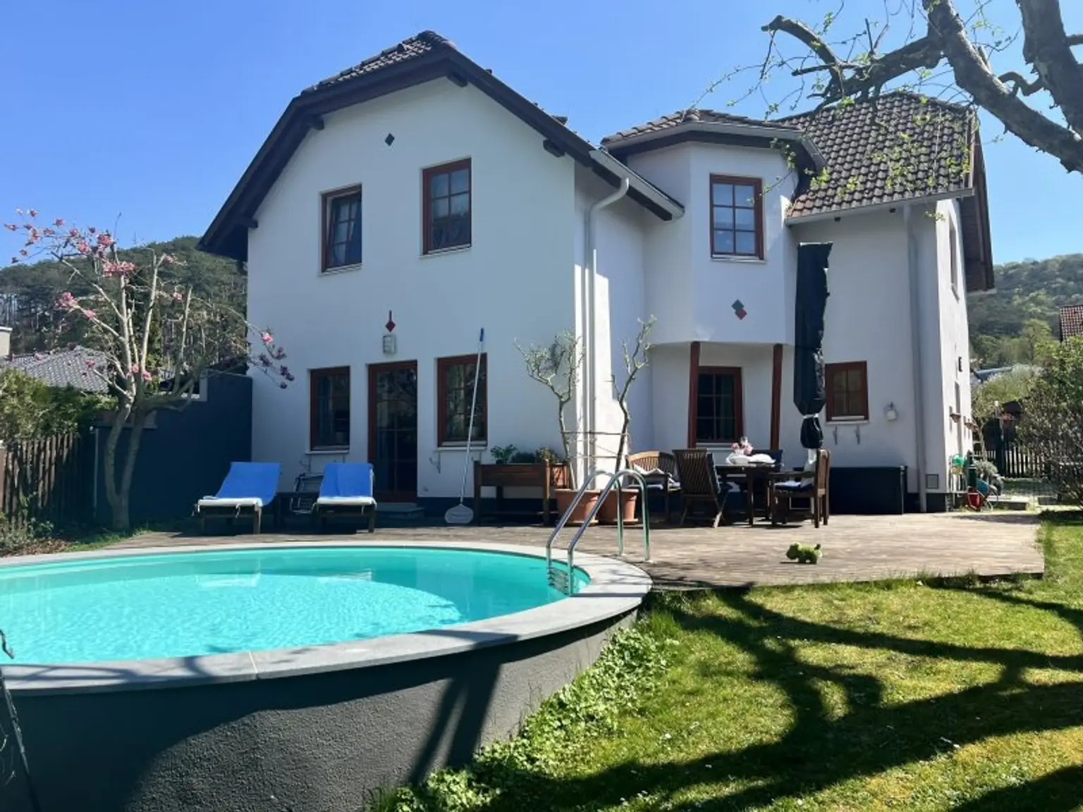 Familienhit mit Charme zum Toppreis (!) - gut geschnittene Doppelhaushälfte mit Garten & Pool in Gaaden