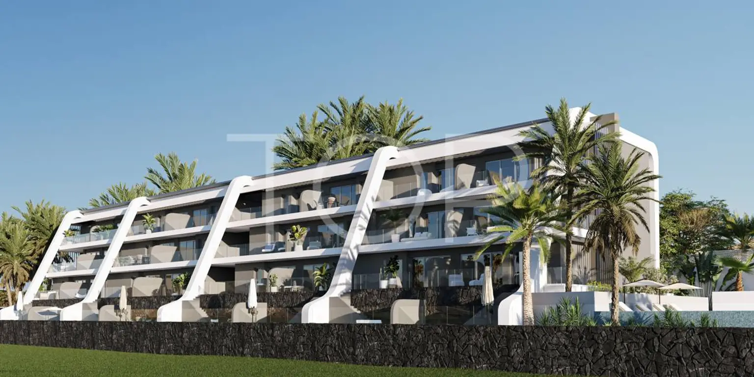 Apartamento de planta baja con dos dormitorios y terraza muy amplia en primera línea del campo de Amarilla Golf