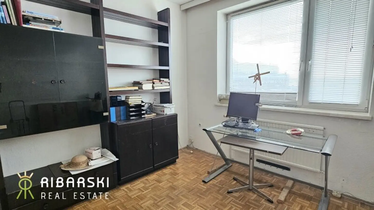 Fast wie ein Penthouse der 70er Jahre - großzügige Wohnung mit 4 Zimmern und drei Loggien