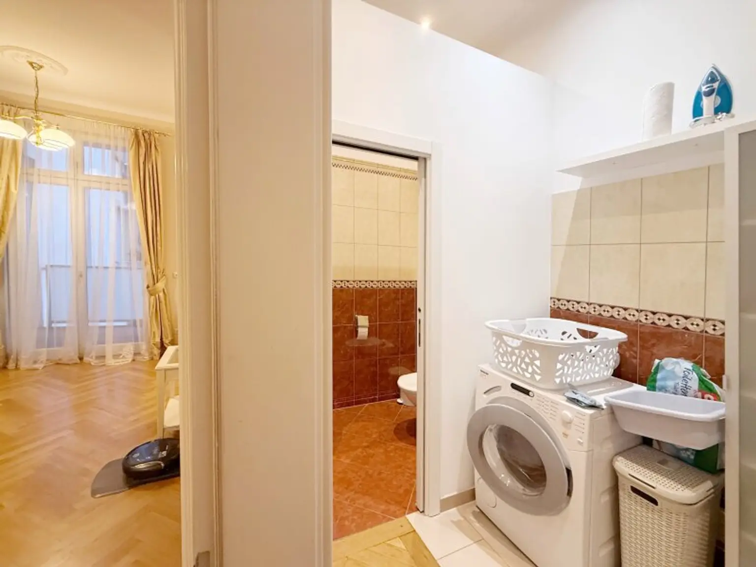 Fully furnished apartment - within walking distance to the 1st district, also available for short-term rentals.