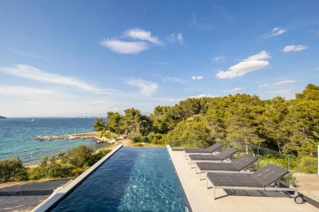 Stilvoll investieren – Exklusive Seafront-Villa auf Ugljan mit Meerblick & Vermietungspotenzial