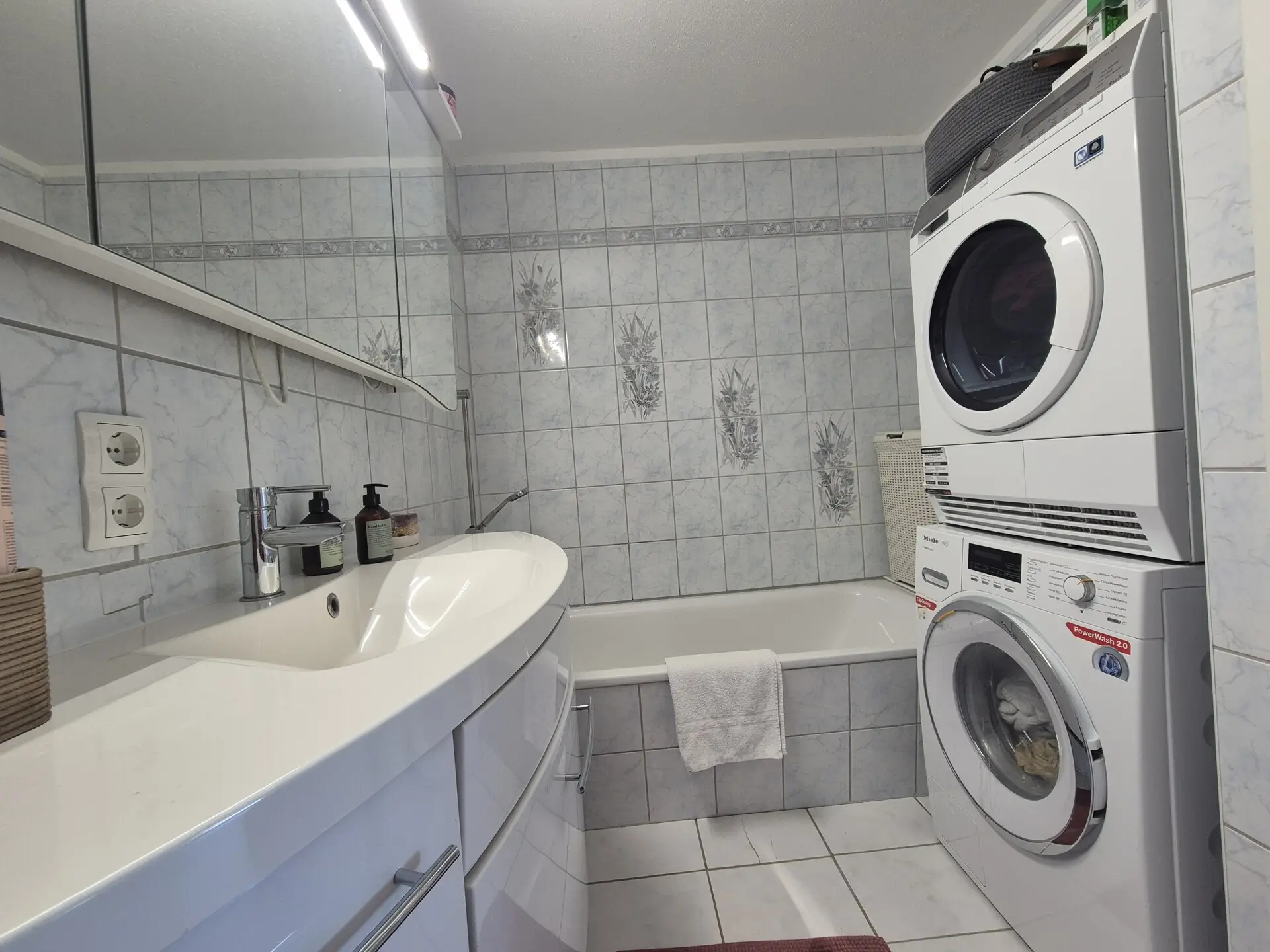 Badansicht 1 mit Dusche+Wanne+Waschbecken