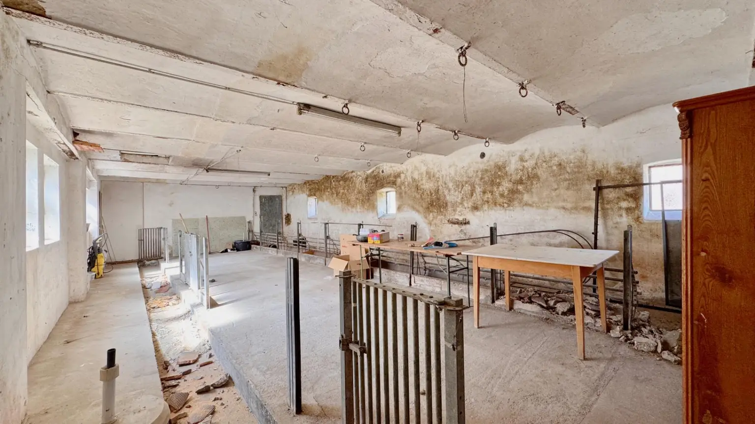 Ehemaliges Bauernhaus mit Nebengebäuden