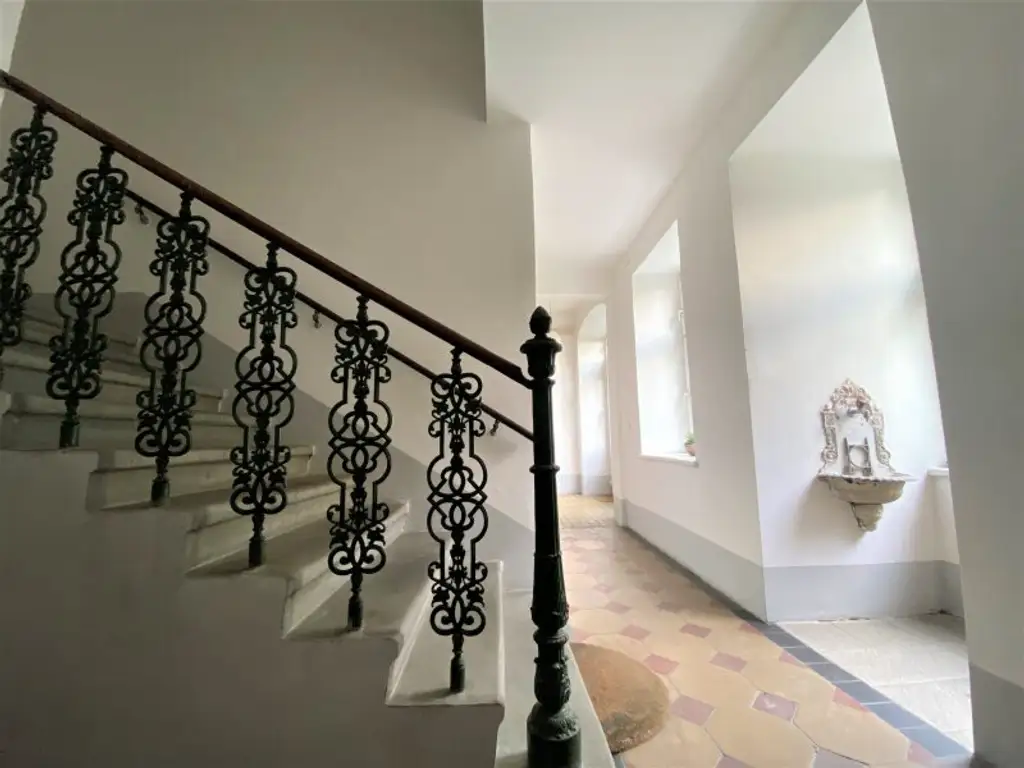 ERSTBEZUG NACH SANIERUNG: Ansprechende 6-Zimmer-Altbauwohnung mit Balkon, unweit von Kutschermarkt