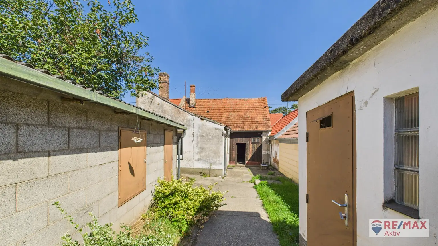 Sanierungsbedürftiges Haus mit riesigem Grundstück und Nebengebäuden