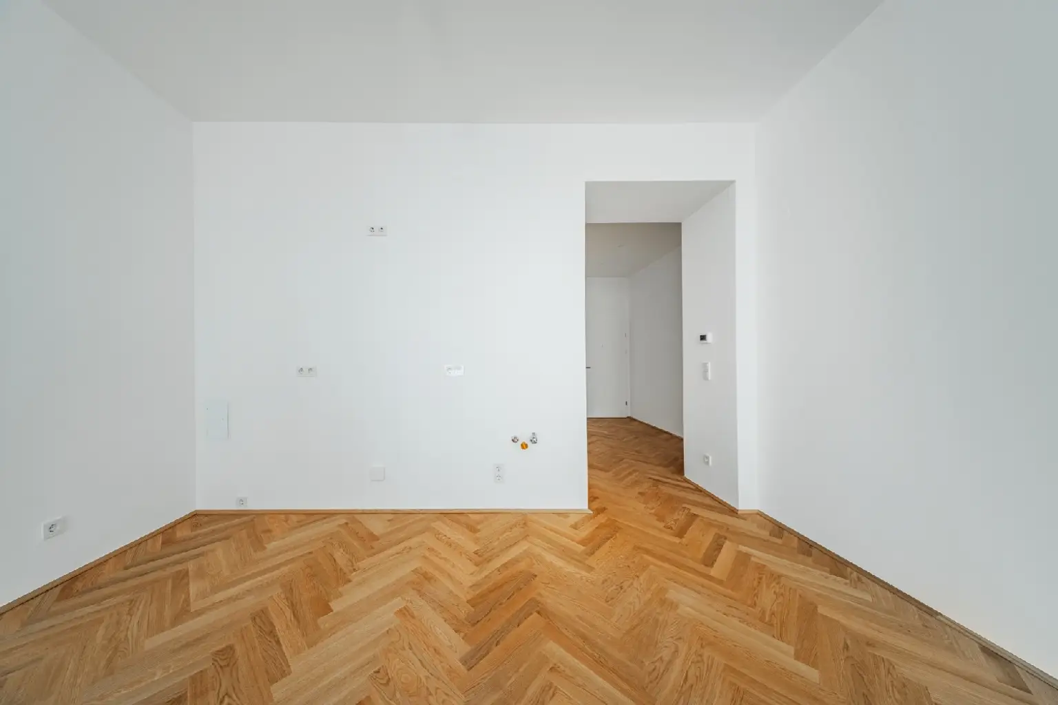 Altbaucharme neu interpretiert – 2 Zimmer im Erstbezug!