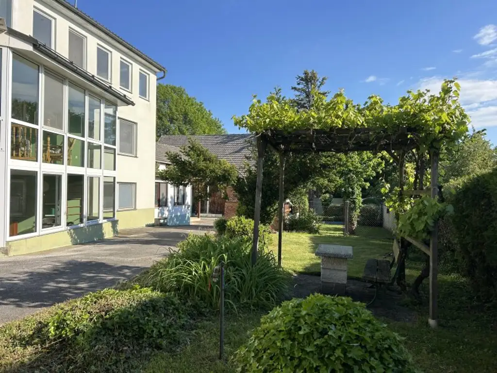 +++Charmantes Mehrfamilienhaus mit weitläufigem Naturgarten und vielseitigen Nutzungsmöglichkeiten!+++
