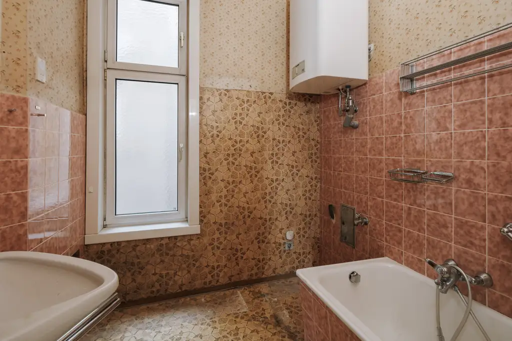 Sanierungsbedürftiges 4 Zimmer Altbau-Juwel in sehr guter zenraler Lage von Döbling!