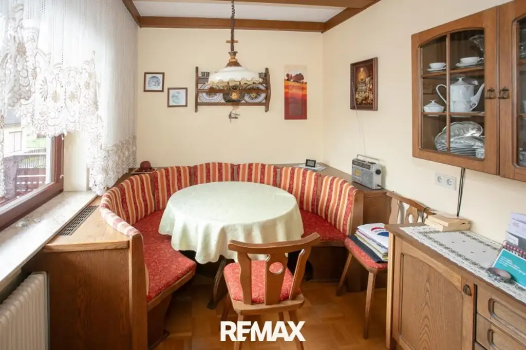 Großzügiges Ein-/Zweifamilienhaus mit ausgebautem Dachgeschoss, zwei Garagen und Garten in Paudorf