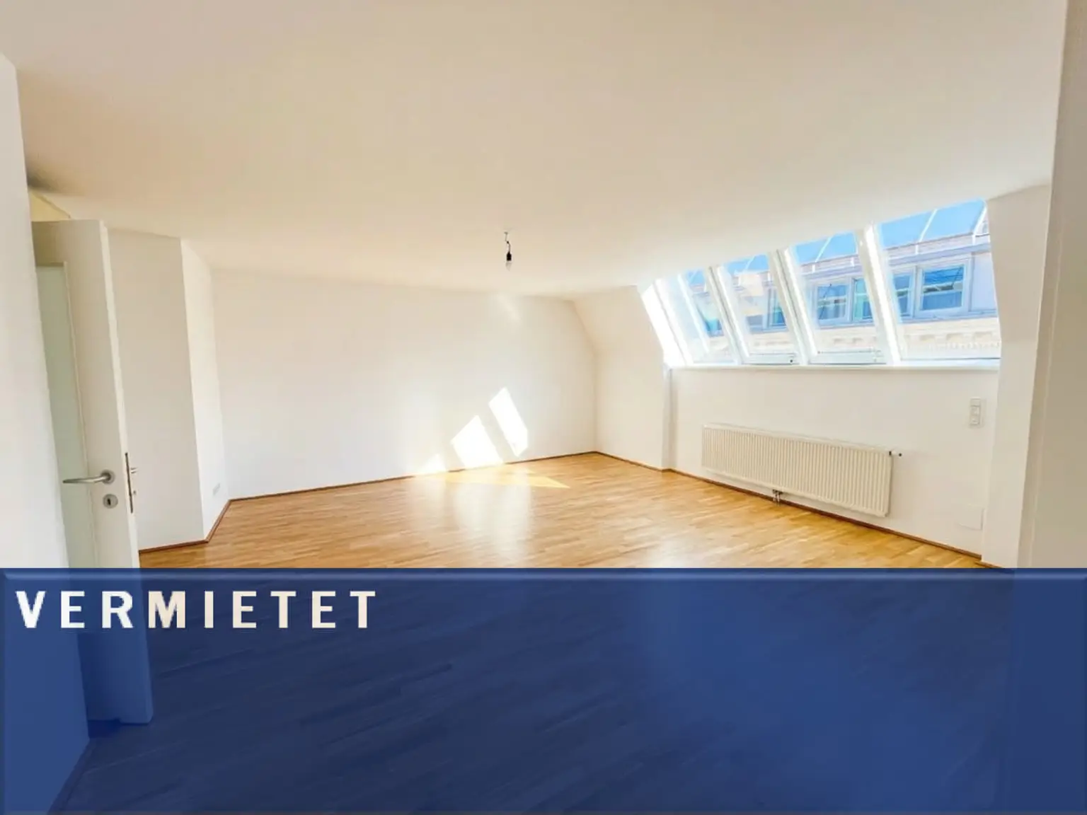 UNBEFRISTET: Top-Lage beim Stephansplatz: Moderne, klimatisierte Dachgeschoßwohnung im stilvollen Haus / Prime location near Stephansplatz: a modern, air-conditioned penthouse flat in a stylish building