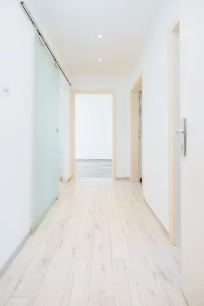 KEINE MAKLERGEBÜHR I MODERNISIERT I HOCHWERTIGE BADEWANNE I DESIGN-EINBAUKÜCHE I BAHNHOFSNAH I HAUSTIERFREUNDLICH I MODERNER WOHNSTIL I DURCHDACHTER GRUNDRISS I PROJEKT WOHNEN I