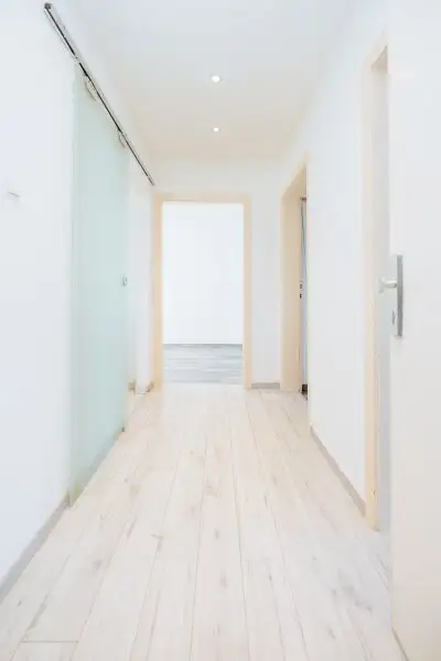 KEINE MAKLERGEBÜHR I MODERNISIERT I HOCHWERTIGE BADEWANNE I DESIGN-EINBAUKÜCHE I BAHNHOFSNAH I HAUSTIERFREUNDLICH I MODERNER WOHNSTIL I DURCHDACHTER GRUNDRISS I PROJEKT WOHNEN I