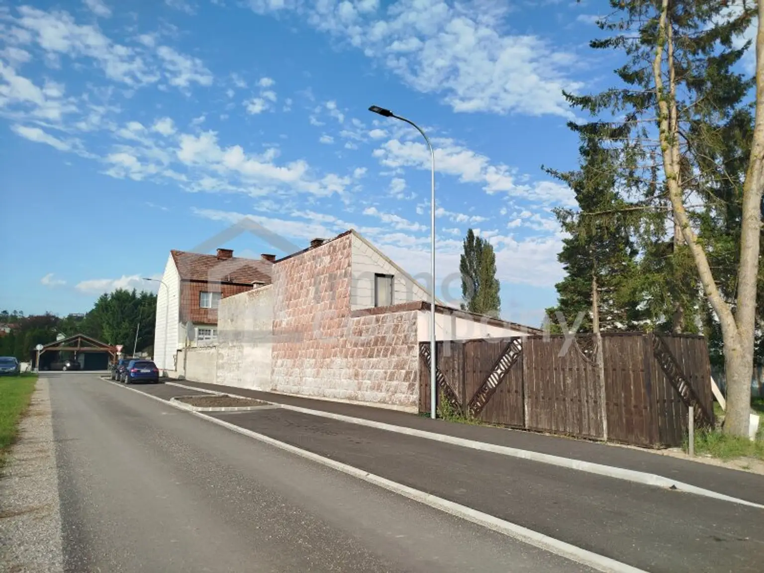 Mehrfamilienhaus mit  Gewerbegrundstück