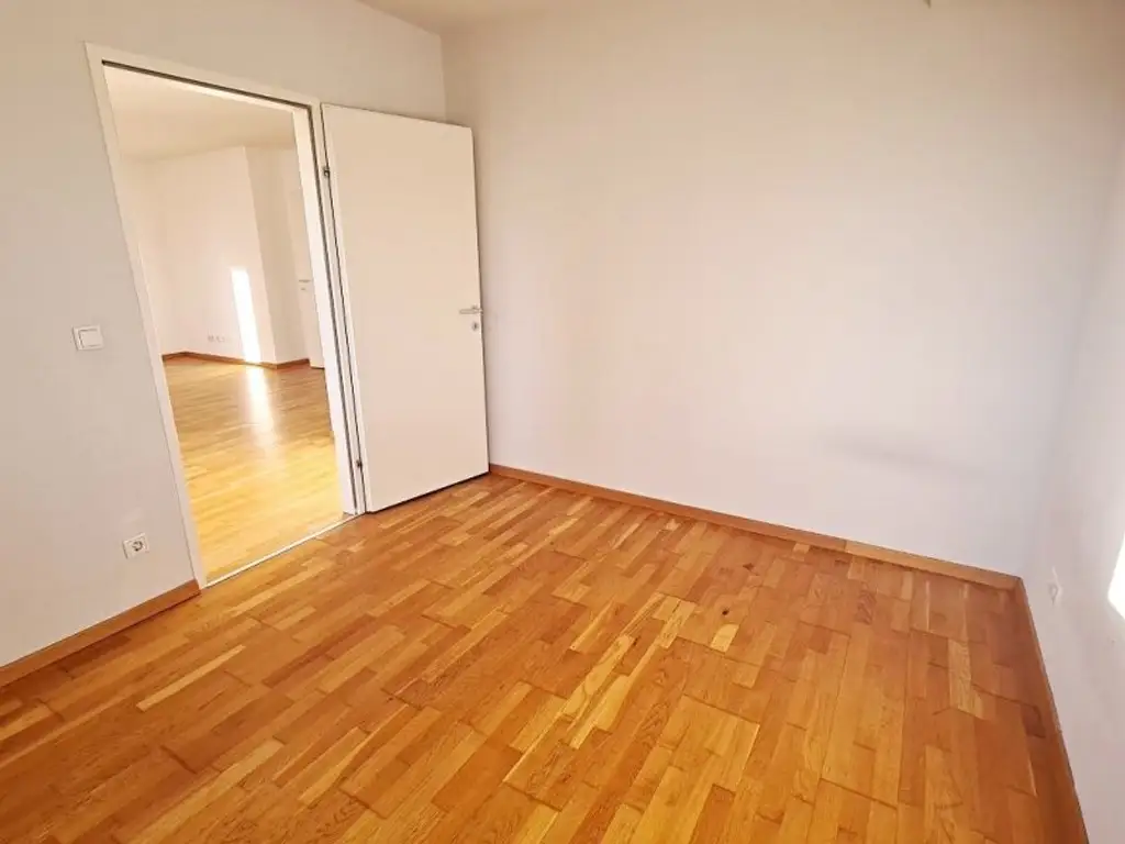 DACHGESCHOSS, sonnige 74 m2 Neubau, Wohnküche, 2 Zimmer, Wannenbad, Parketten, Holbeingasse