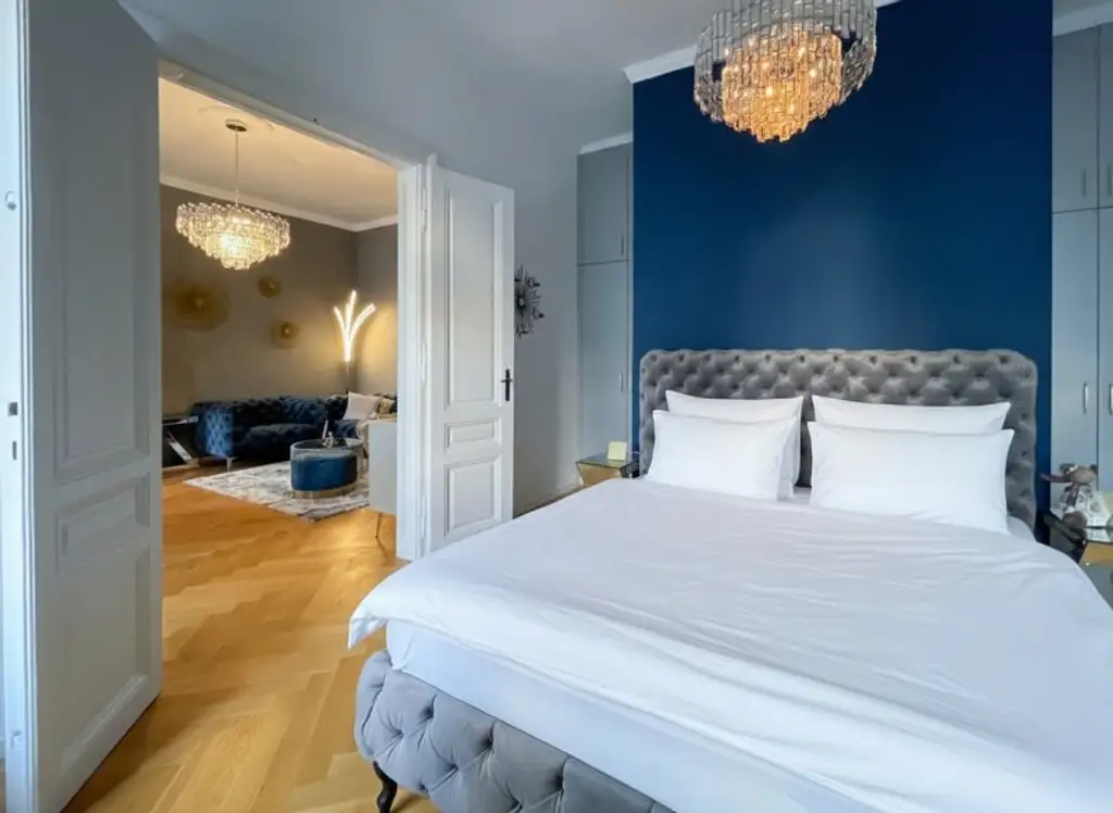 Exklusive Altbau-Residenz mit modernster Technik – hofseitige 2-Zimmerwohnung mit Balkon beim Naschmarkt