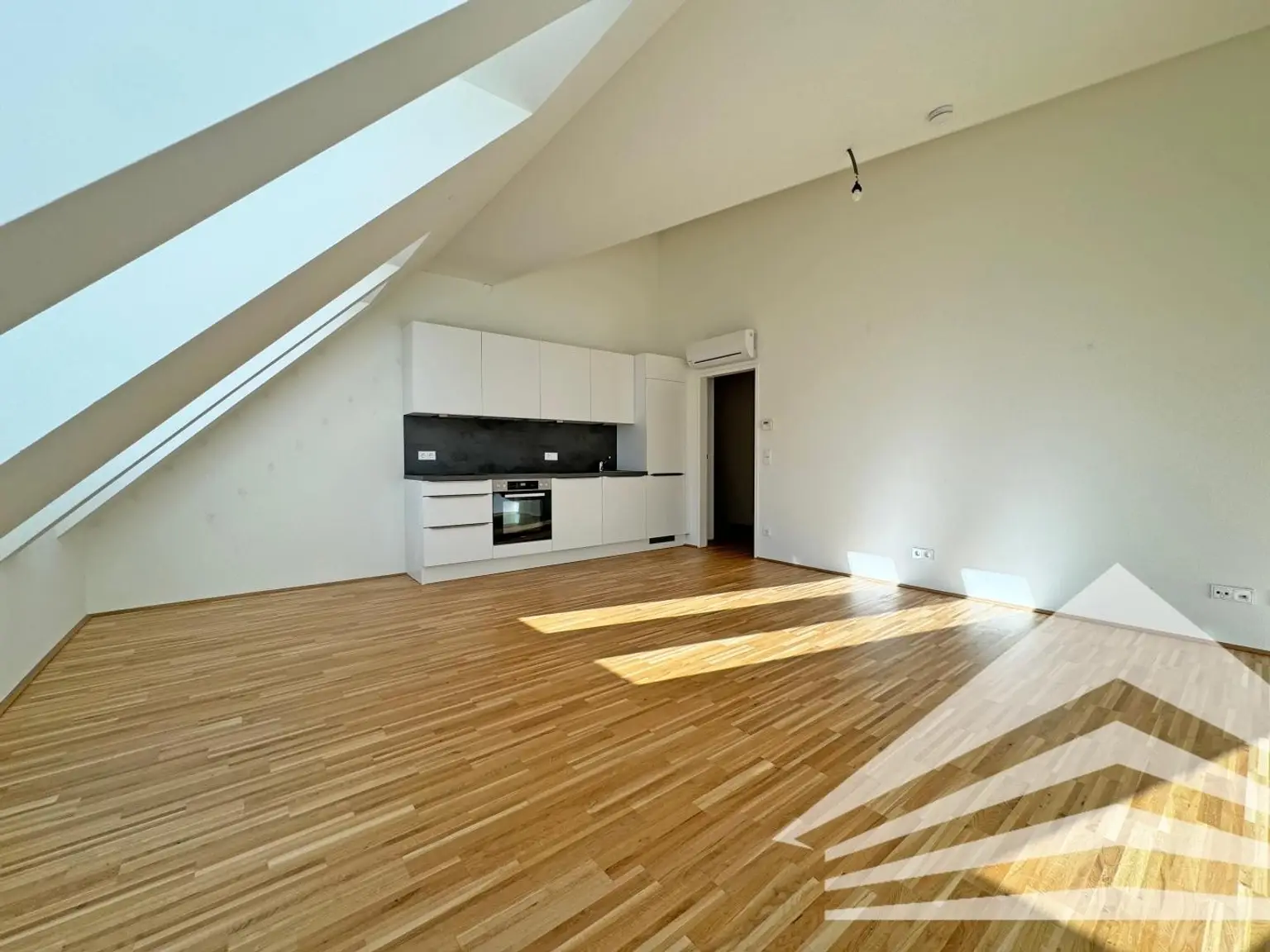 Lichtdurchflutete 3 Zi.-DG-Wohnung mit Küche und Balkon - Herz Jesu Kirche