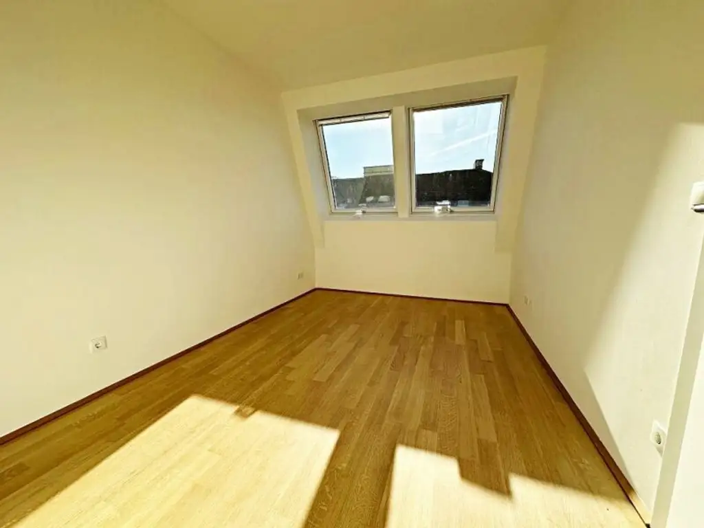 ERSTBEZUG, AUGARTEN-NÄHE, klimatisiertes 44 m2 Dachgeschoss, 2 Zimmer, Komplettküche, Duschbad, Parketten, Brigittenauer Lände