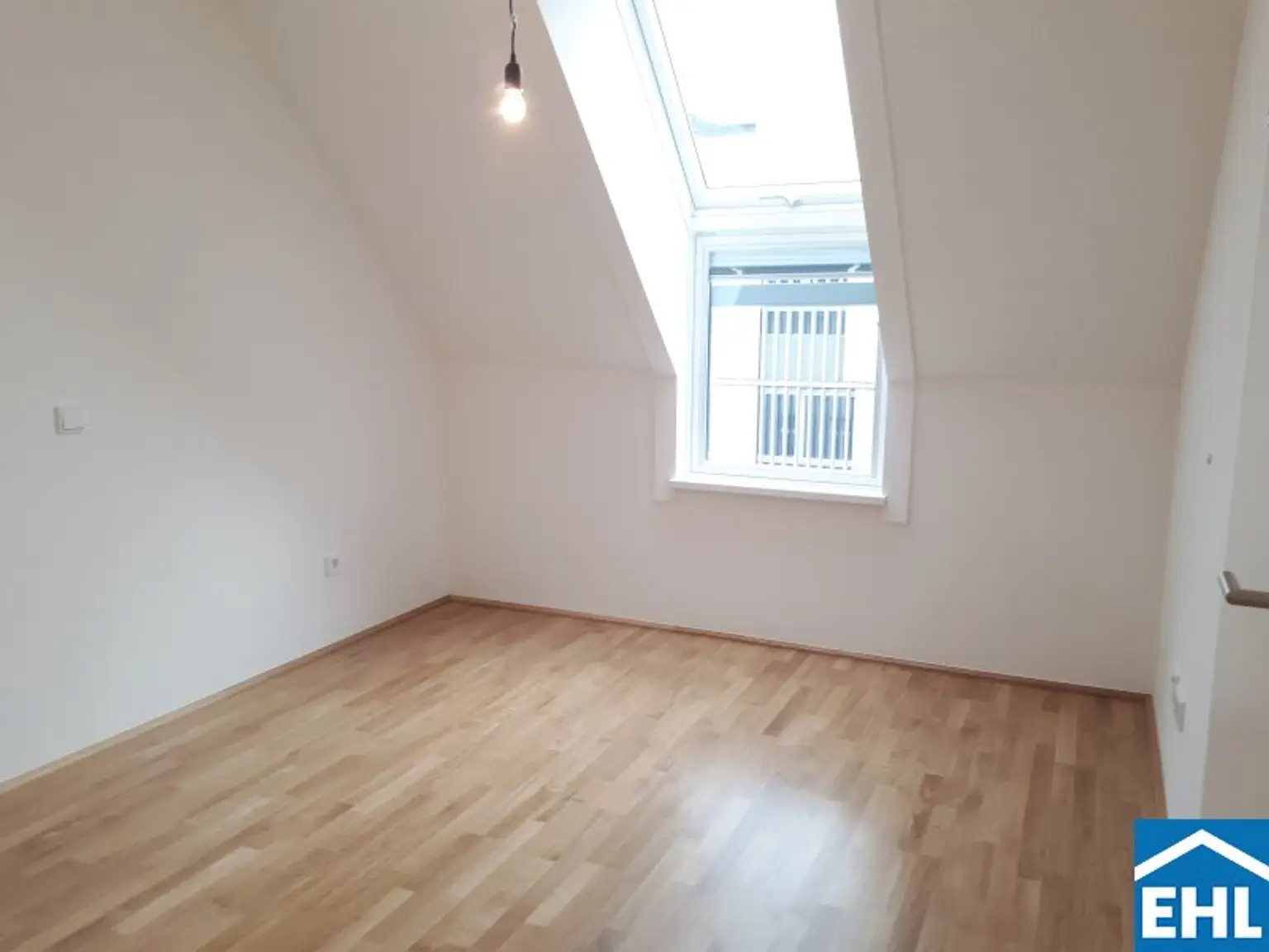 Geräumige Dachgeschosswohnung mit Balkon im Herzen Magaretens