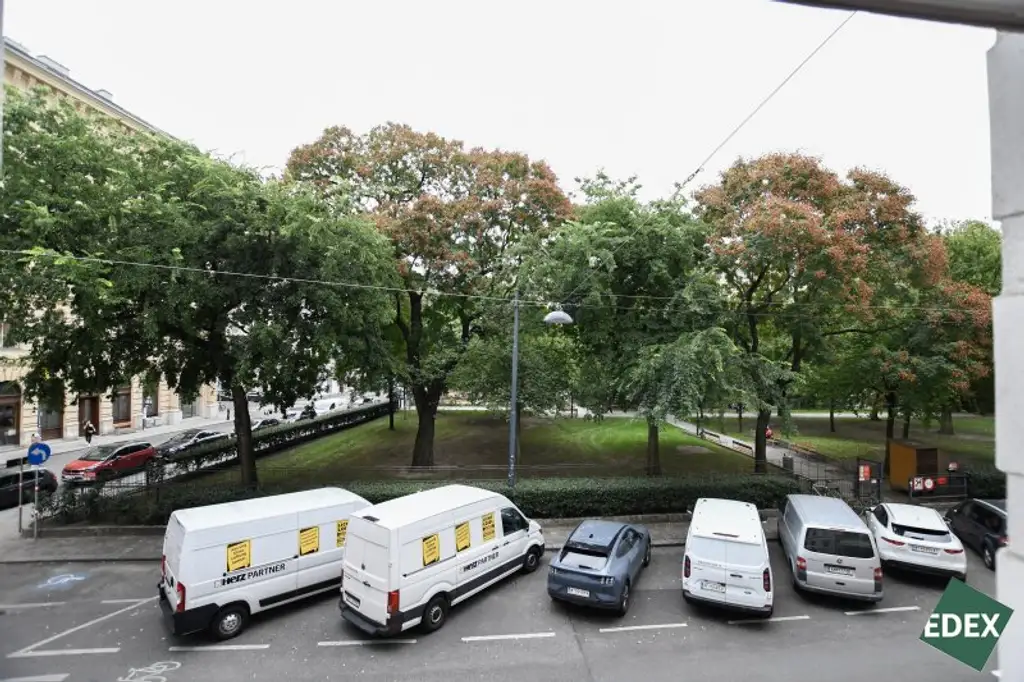 Modernes Altbau-Büro mit Parkblick