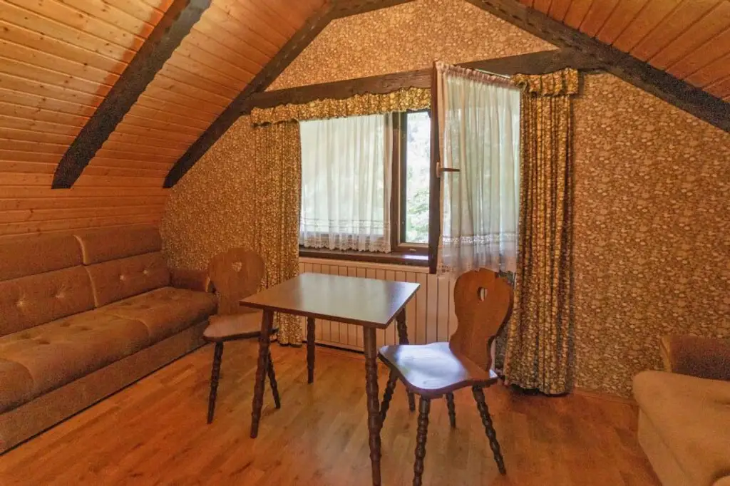 Idyllisches Landhaus in Wohnsiedlung am Waldesrand mitten im Triestingtal, südliches Bergland vor Wien