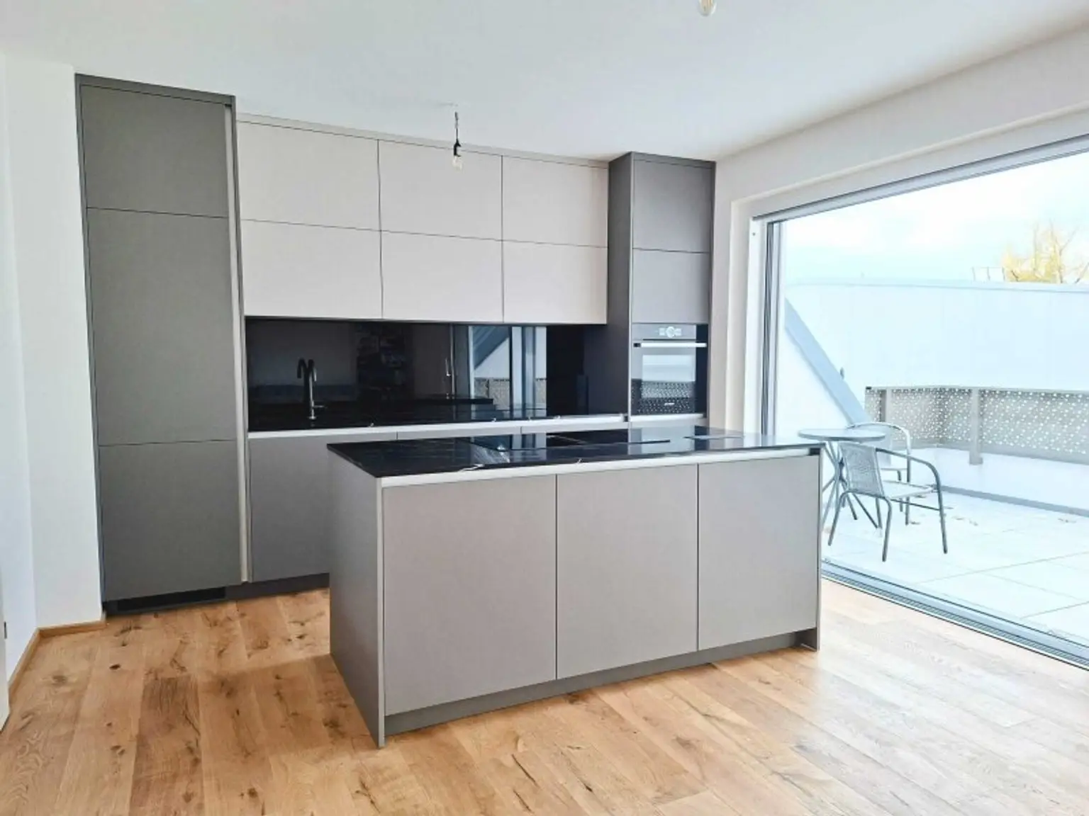 ERSTKLASSIGE DG - WOHNUNG NÄHE UNO CITY AM KAISERWASSER  | FITNESSRAUM  | PKW - STELLPLATZ