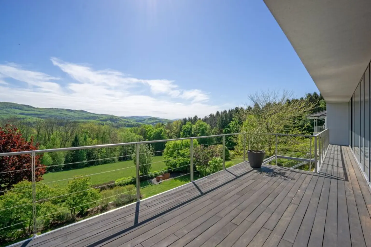 Südseitige Terrasse im Obergeschoß