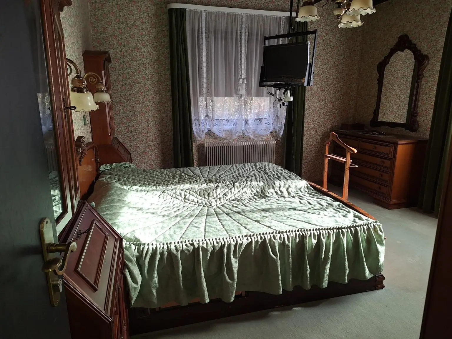 Absolut ruhig gelegen Villa mit überdachtem Pool, direkt am Waldrand auf 2.003 m² Grundstück.