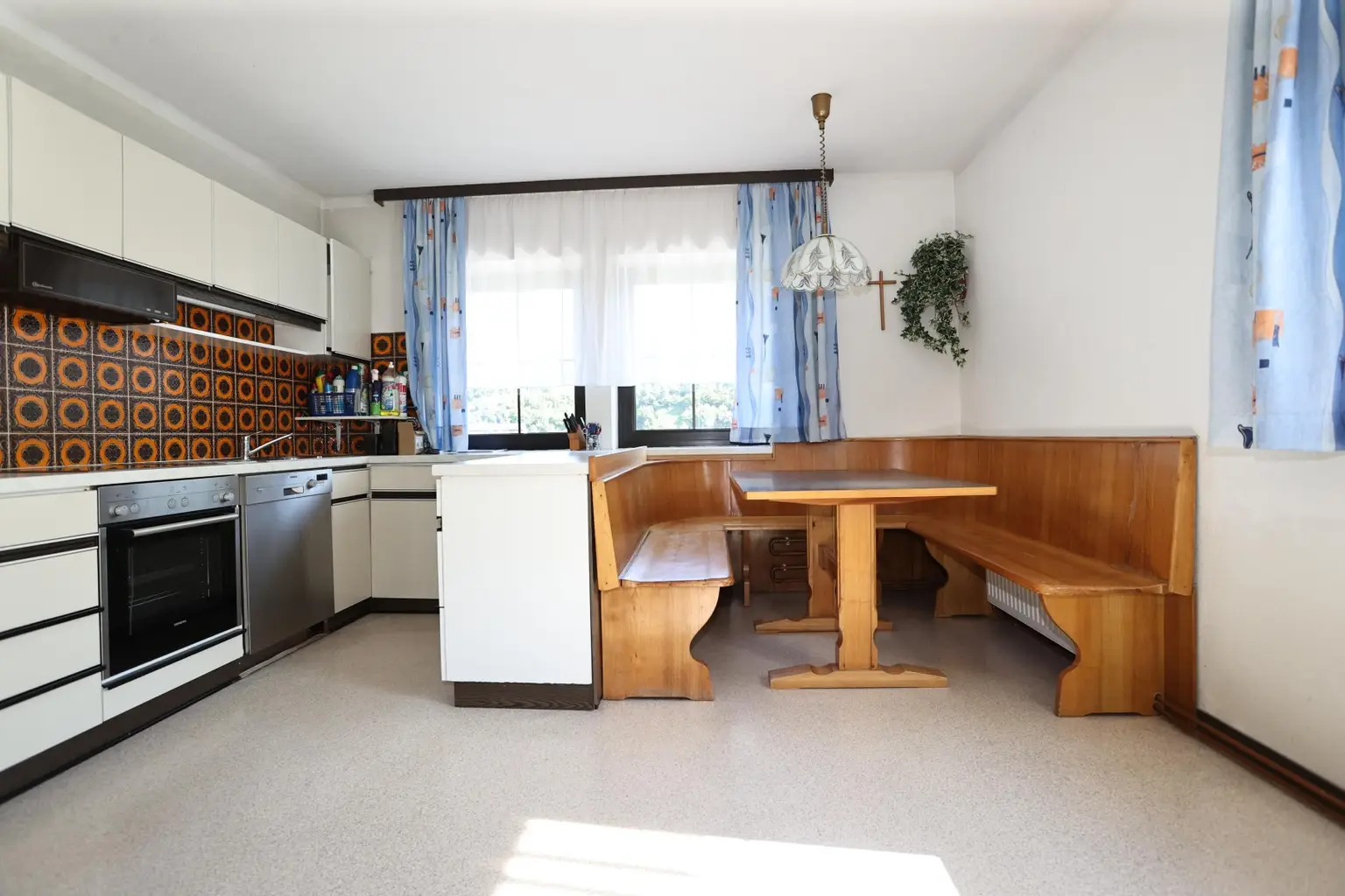 Ein-/Zwei- oder Mehrfamilienhaus zum Innenrenovieren auf 1.343 m² Grund mit Garage und Abstellplätze
