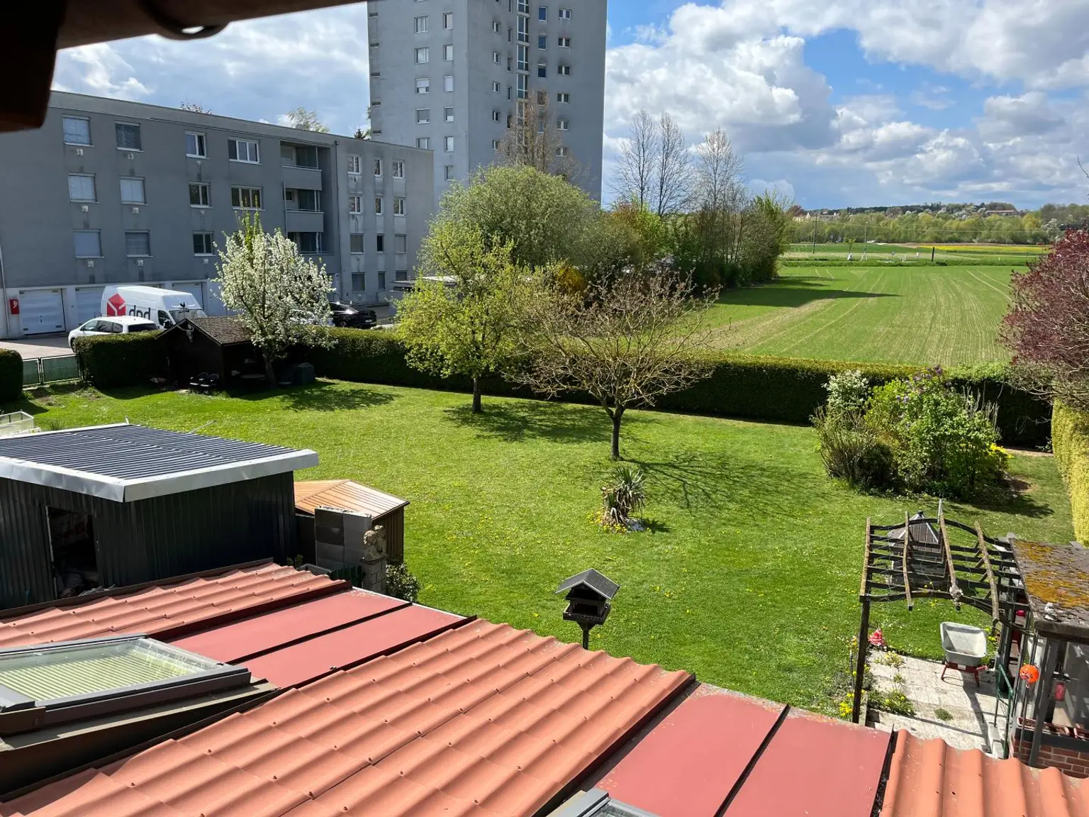 Blick aus der Einliegerwohnung im OG in den Garten