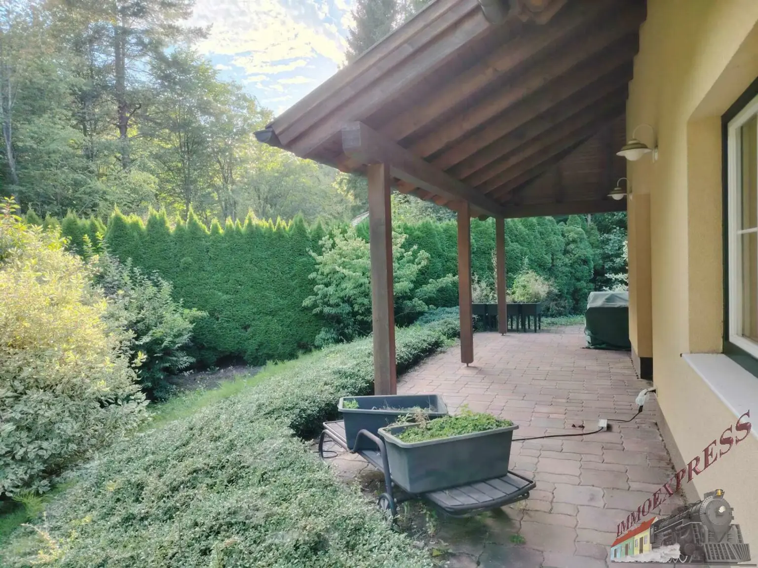 Tolle Villa mit neuer PV-Anlage bietet viel Platz und ruhige, grüne Umgebung – 38 min zur Stadtgrenze Wien!
