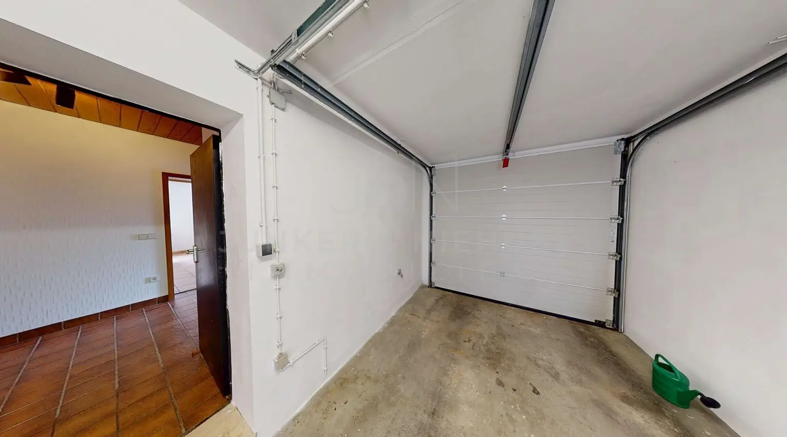 Garage mit Zugang ins Haus