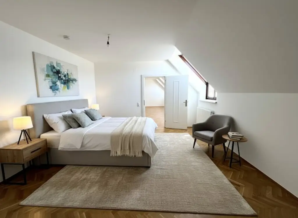 Attraktive Dachgeschoss-Wohnung in erstklassiger Lage der Josefstadt / Attractive attic flat in a first class location in Josefstadt