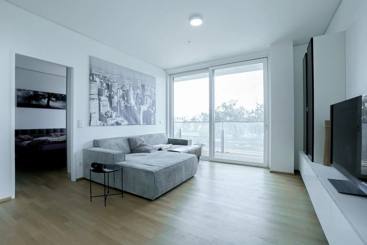 2 Zimmer + Balkon im TRIIIPLE! VIDEOBESICHTIGUNG!