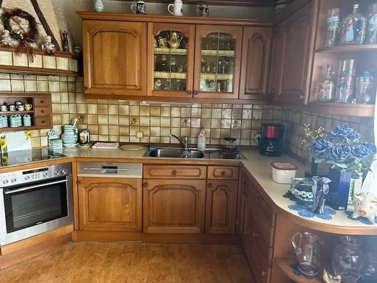 2 bis 3 Familienhaus mit Vollkeller,    mit  4 Garagen, Brunnen und Werkstatt  - sehr viel Wohnraum- 4 Bäder
