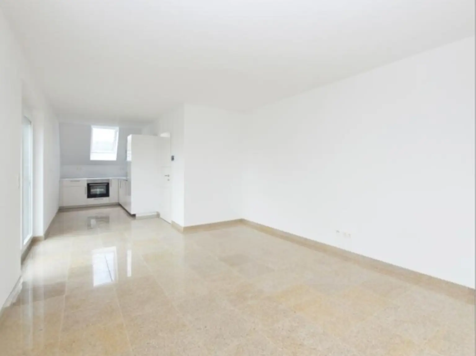 ATEMBERAUBENDE WOHNUNG MIT BALKON - ZENTRAL BEGEHBARE ZIMMER - KÜCHE - AB SOFORT!