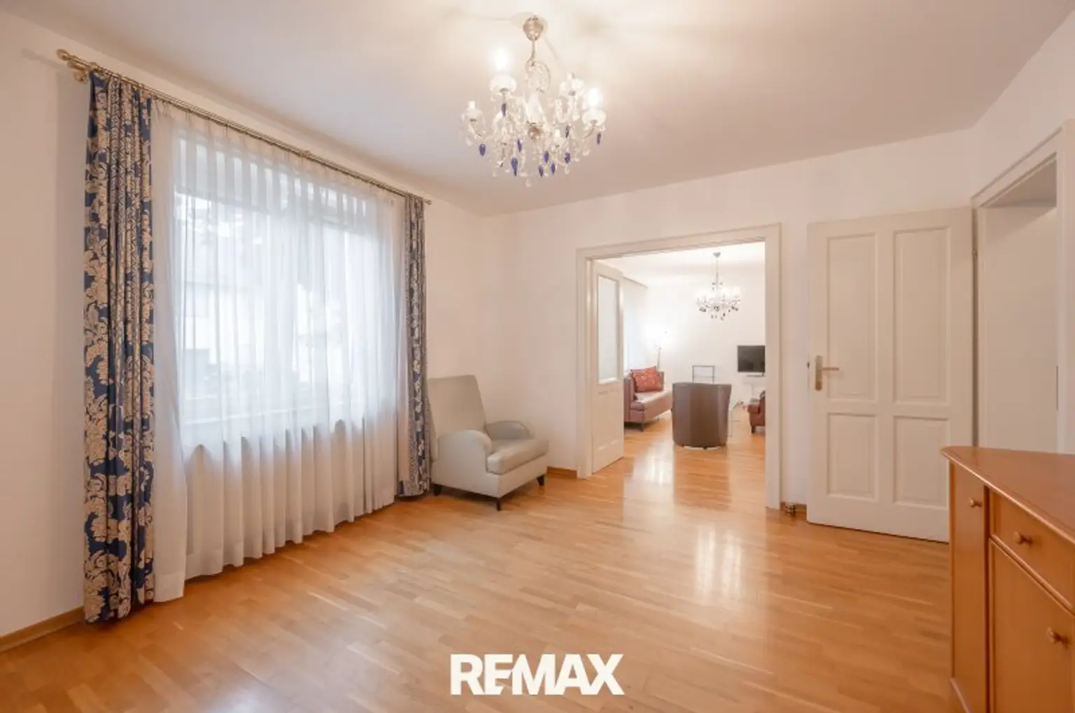 Das großzügige Esszimmer lädt ein zu kulinarischen Genüssen in gemütlicher Runde