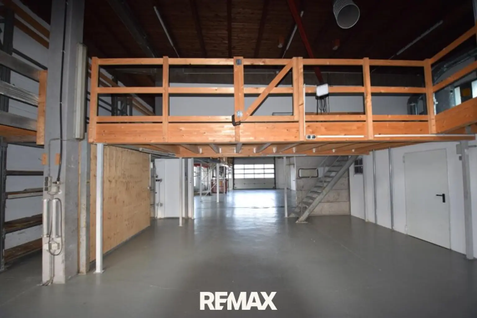 Halle mit Aufgang zur Galerie