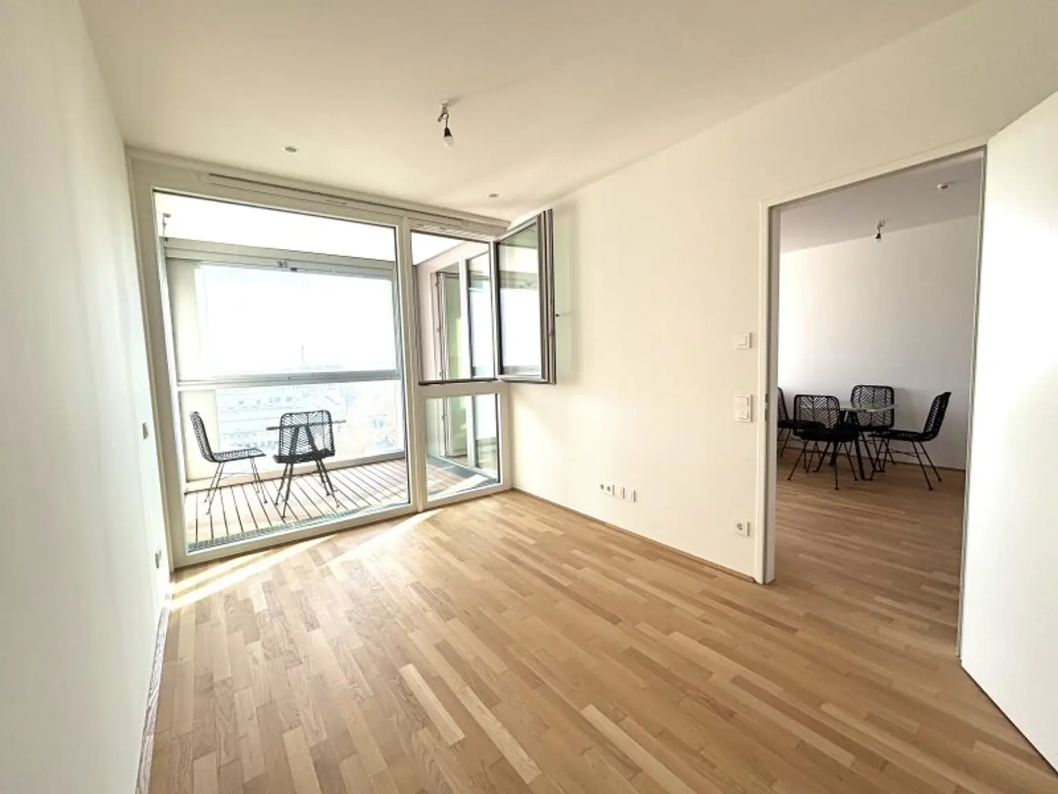 U-Bahn-Station U1 Kagran I Moderne Wohnung mit hochwertiger Ausstattung und Loggia I Donau Zentrum Nähe I Rooftop Pool I Sauna & Fitness