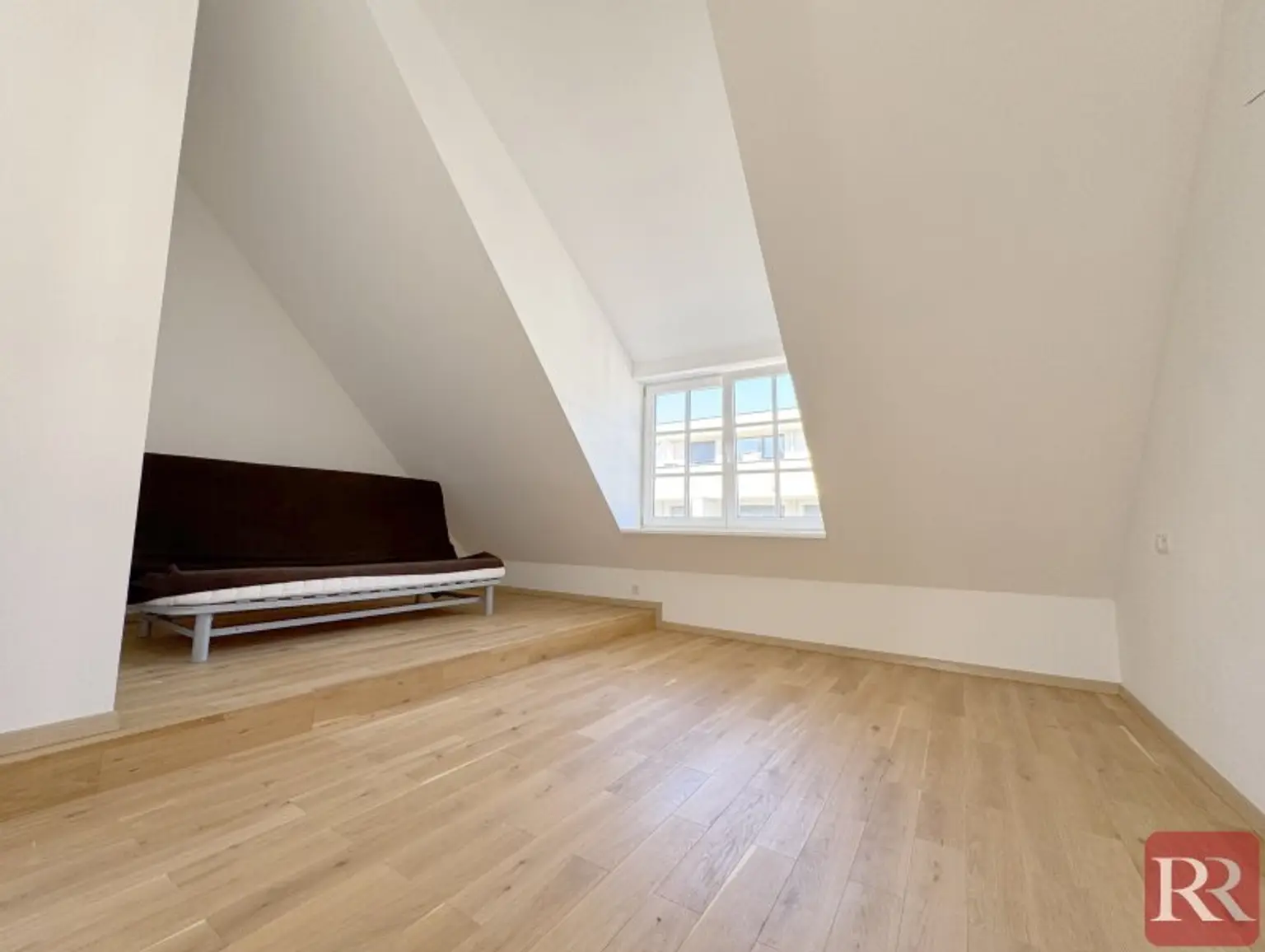 Moderne Dachgeschosswohnung mit hochwertiger Ausstattung und zentraler Lage