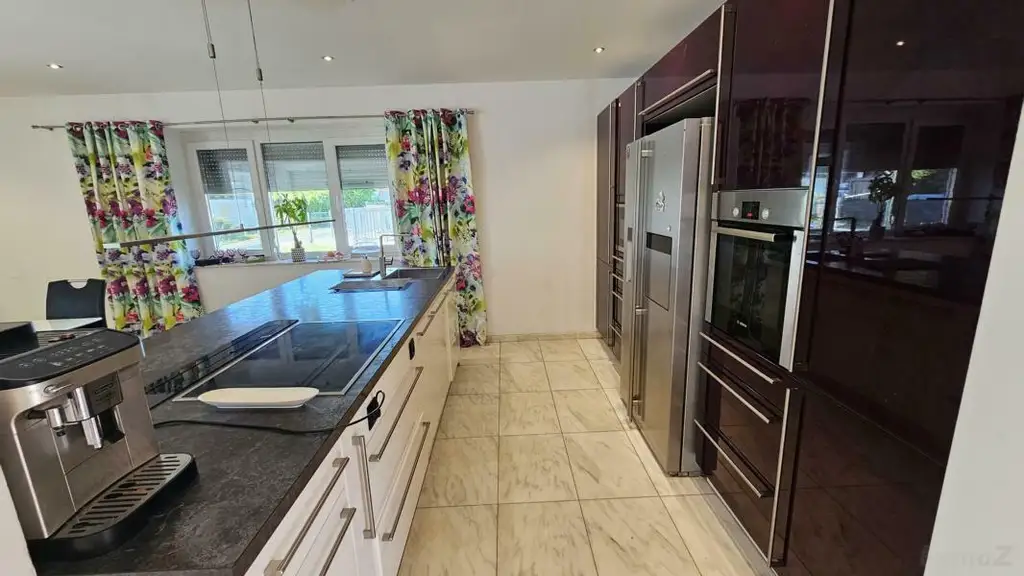 ** Großzügiges & edel saniertes Stadthaus ** Hochwertige Ausstattung ** 3 Bäder ** Einliegerwohnung ** absolute Ruhelage **