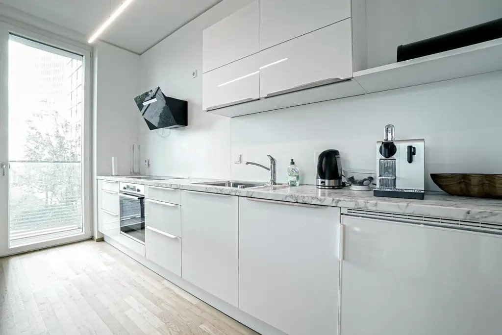 2 Zimmer + Balkon im TRIIIPLE! VIDEOBESICHTIGUNG!
