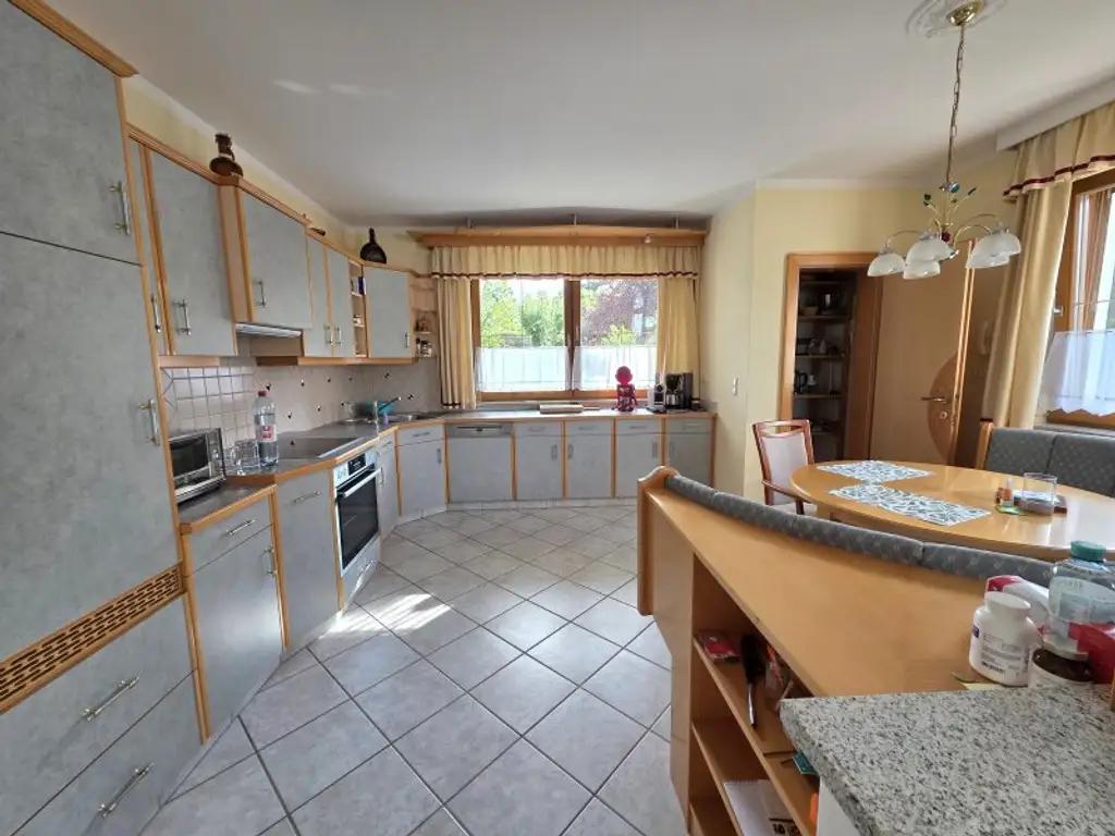 Ruhiges Familienhaus mit Ausbau-Möglichkeit!