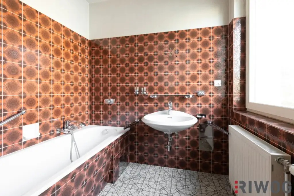 EIN- ODER ZWEIFAMILIENHAUS, gute Substanz, Modernisierungsbedarf