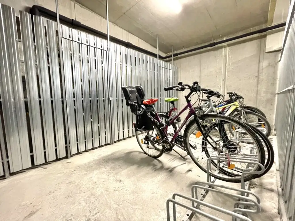 *Goldener Hirsch – Stilvolle 2-Zimmer-Wohnung mit Terrasse & Garten in der Ziedlergasse, 23. Bezirk*