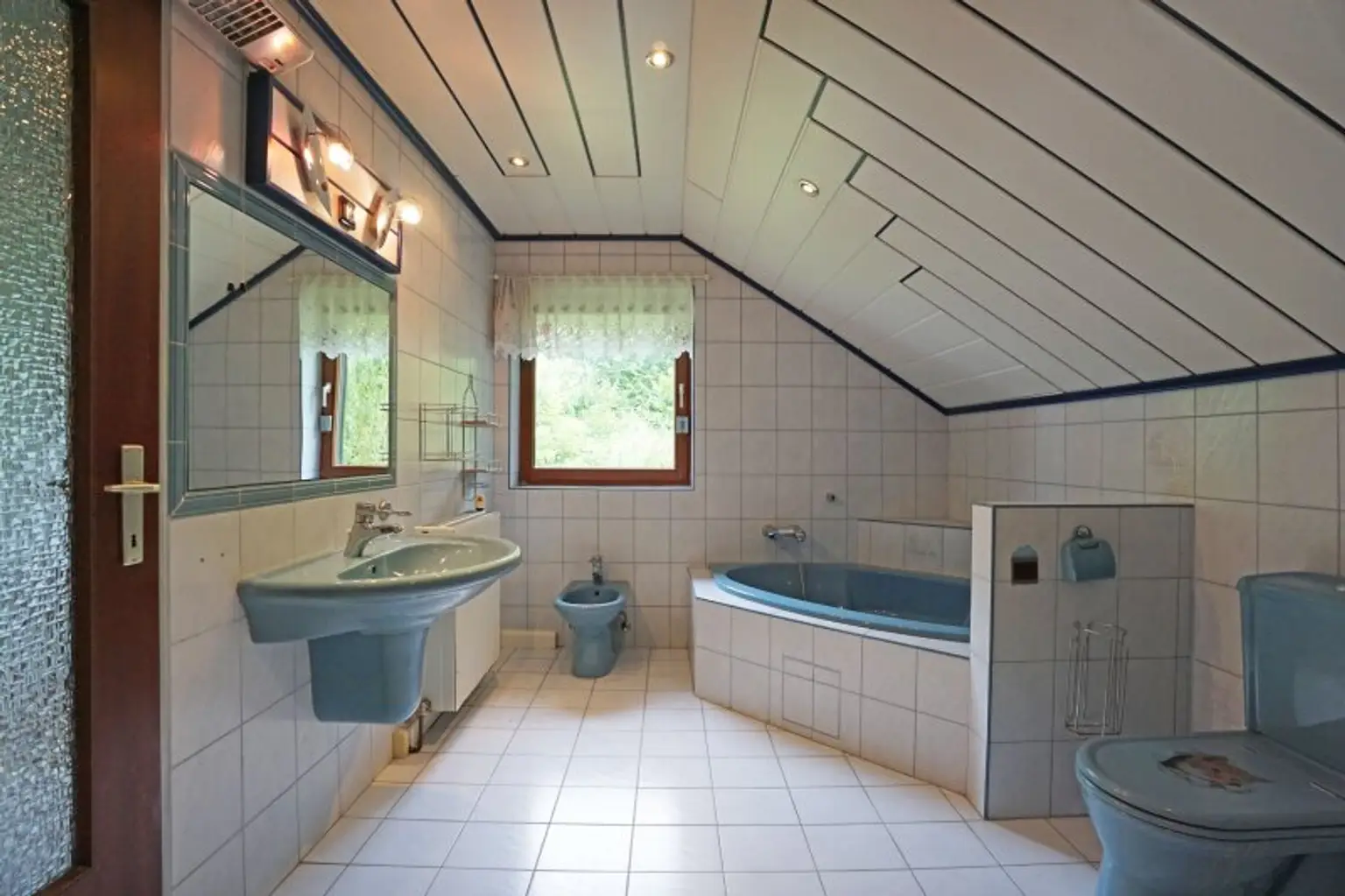 Familienidyll in Grünruhelage am Waldrand mit großem Garten, Schwimmbecken und Sauna